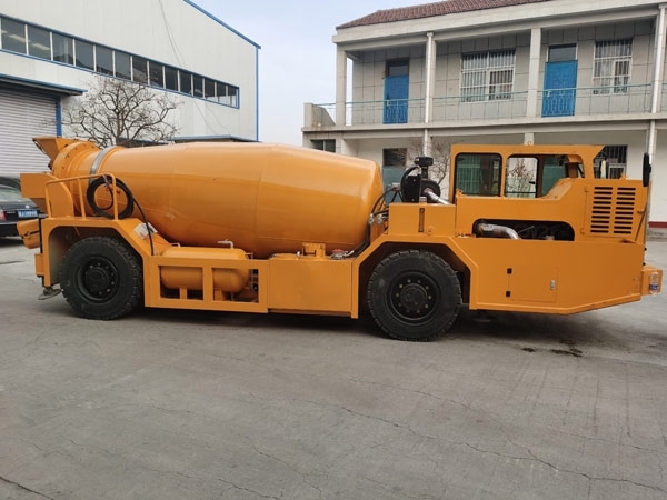 礦用濕噴臺車(chē)，礦用混凝土泵，礦用攪拌機發(fā)貨